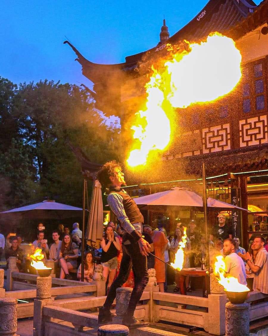 Feuershow vor dem Teehaus