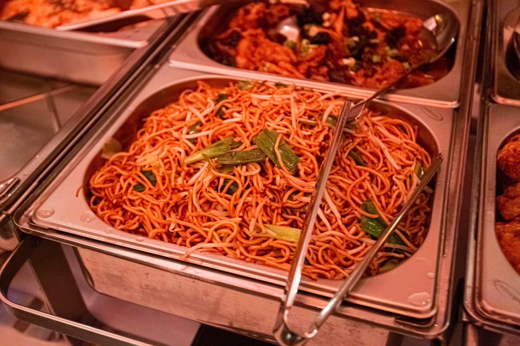 Buffet mit Nudeln