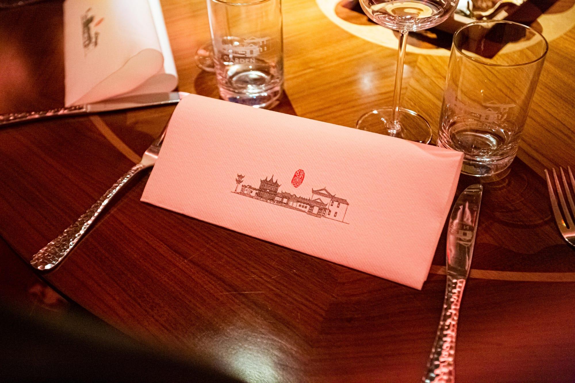 Menükarte auf dem gedeckten Tisch