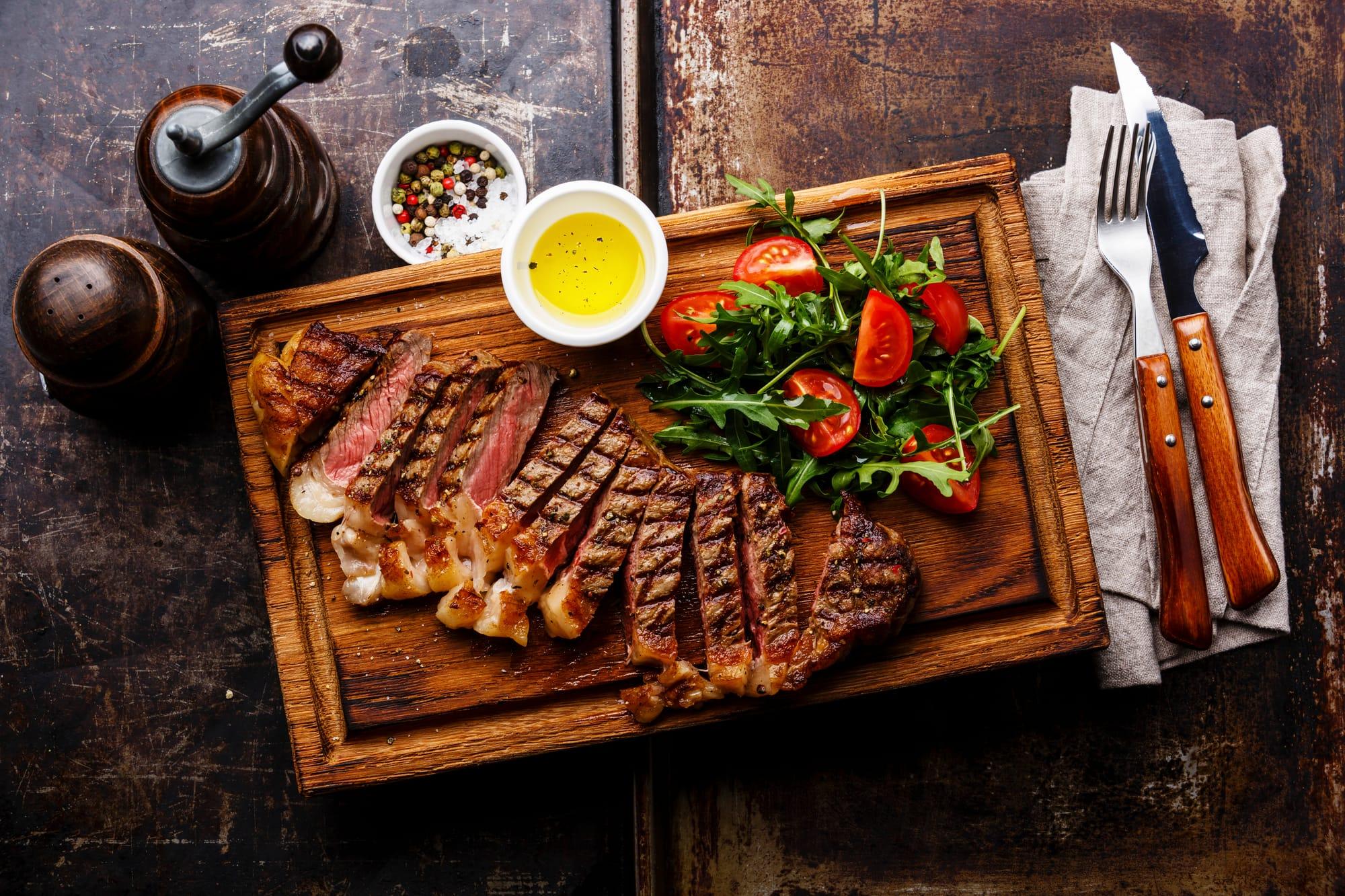 Steak auf dem Holzbrett
