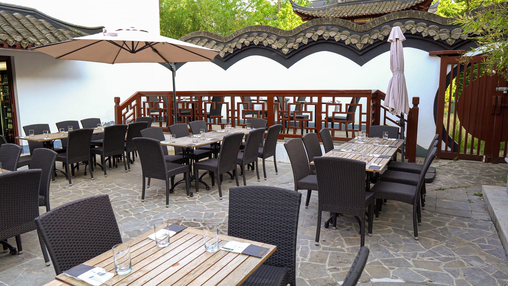 Große Terrasse mit gedeckten Tischen